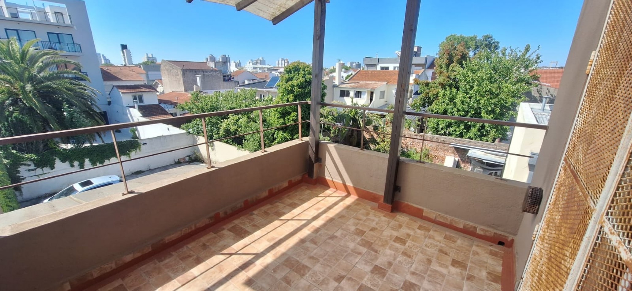 DEPARTAMENTO EN PH DE 2 AMBIENTES CON BALCON TERRAZA Y COCHERA.