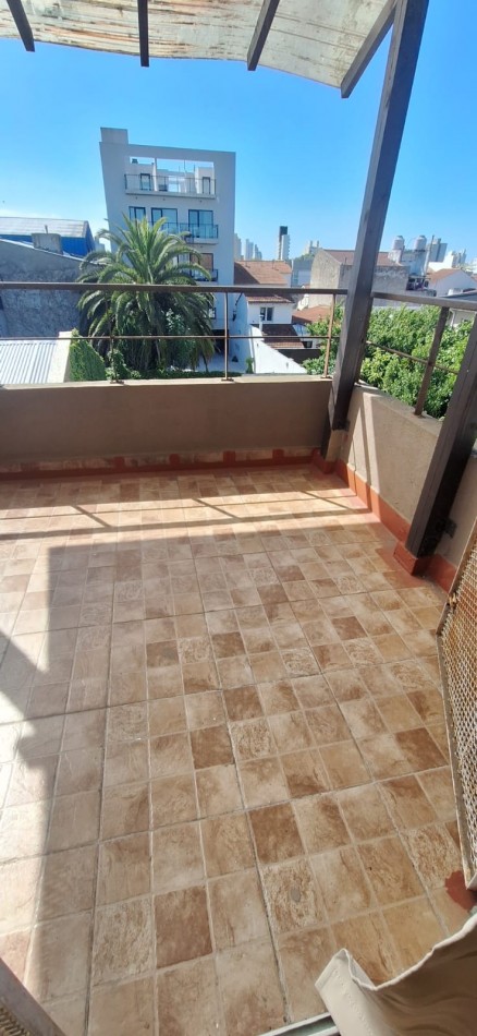 DEPARTAMENTO EN PH DE 2 AMBIENTES CON BALCON TERRAZA Y COCHERA.