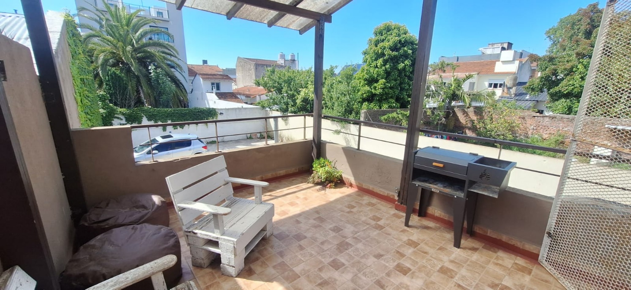 DEPARTAMENTO EN PH DE 2 AMBIENTES CON BALCON TERRAZA Y COCHERA.