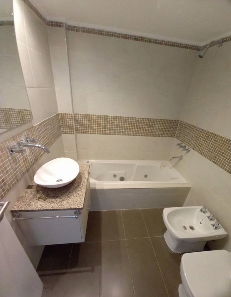 SEMIPISO 3 AMB EN VENTA MUY LUMINOSO Y DOBLE BALCON.