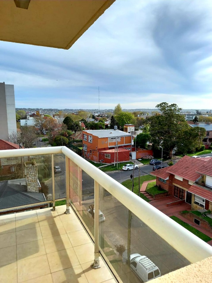 SEMIPISO 3 AMB EN VENTA MUY LUMINOSO Y DOBLE BALCON.